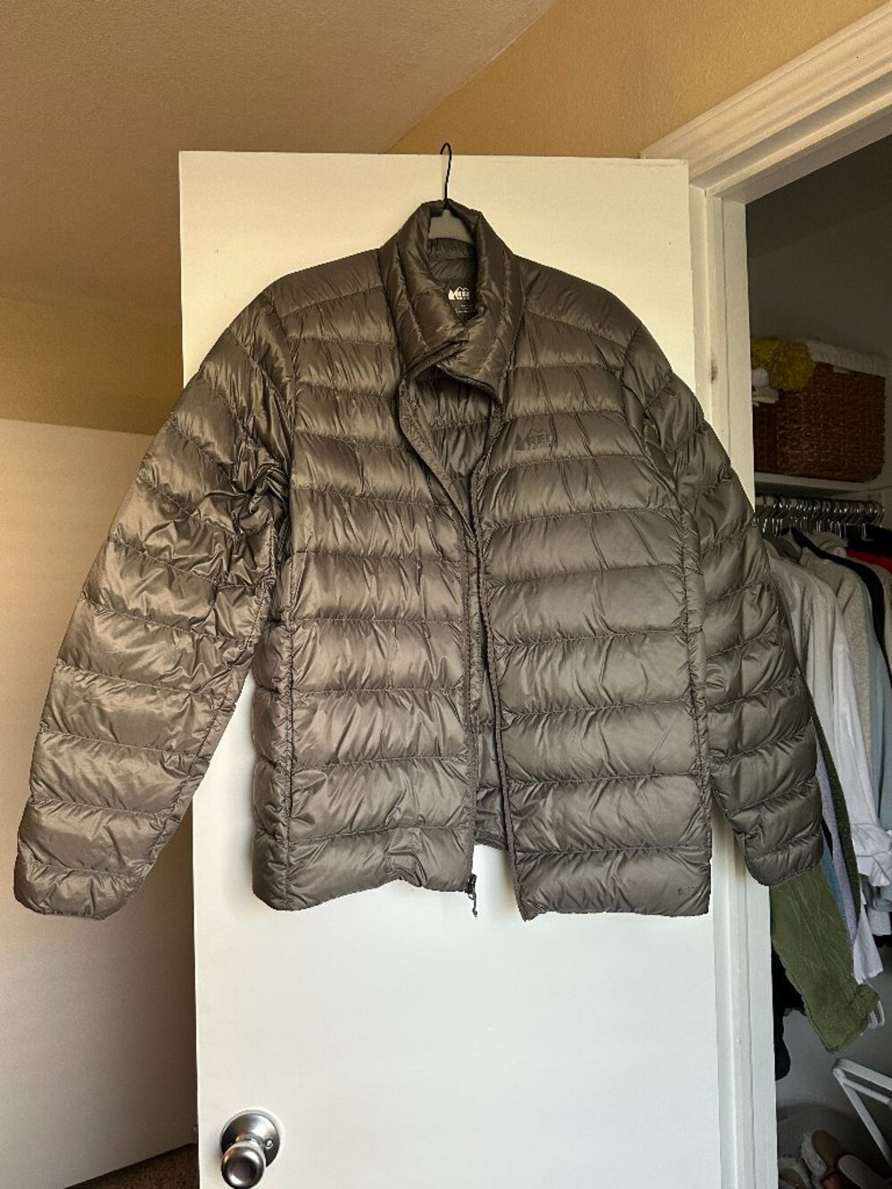 Large Lightweight REI 650 Down Puffer Jacket, Warm Bronze Gray color